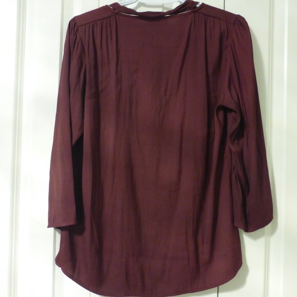LE CHATEAU maroon v-neck top with ties - Picture 11 of 11